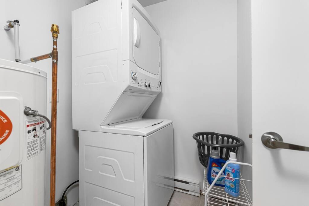 Beautiful 1 Bedroom Apartment - Private Entrance Moncton Exterior photo