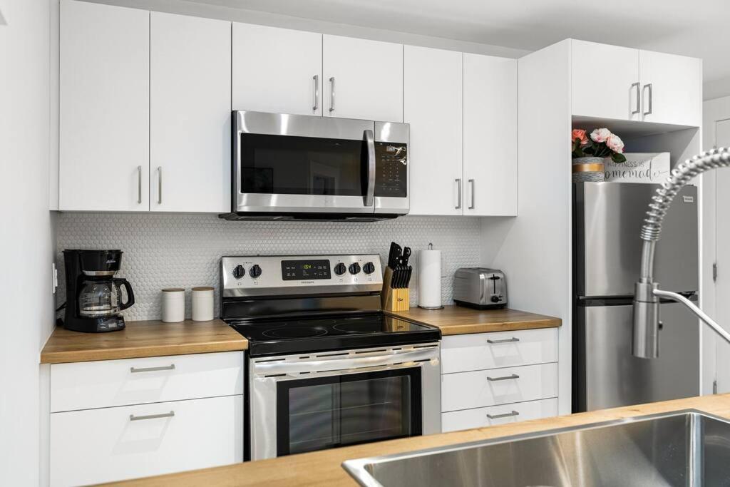 Beautiful 1 Bedroom Apartment - Private Entrance Moncton Exterior photo