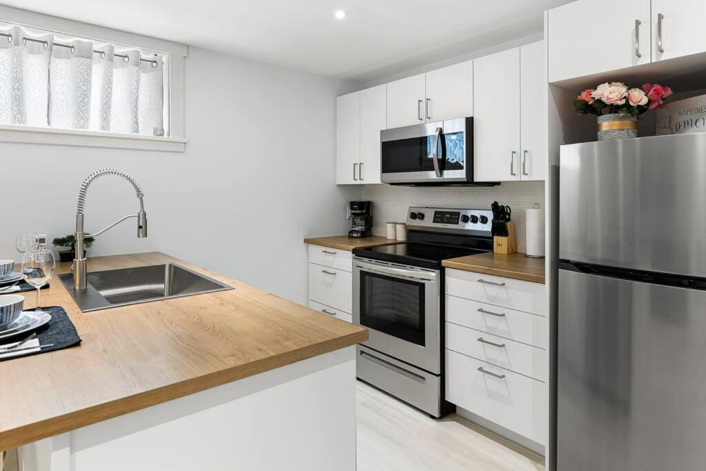 Beautiful 1 Bedroom Apartment - Private Entrance Moncton Exterior photo