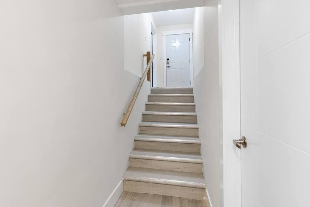 Beautiful 1 Bedroom Apartment - Private Entrance Moncton Exterior photo