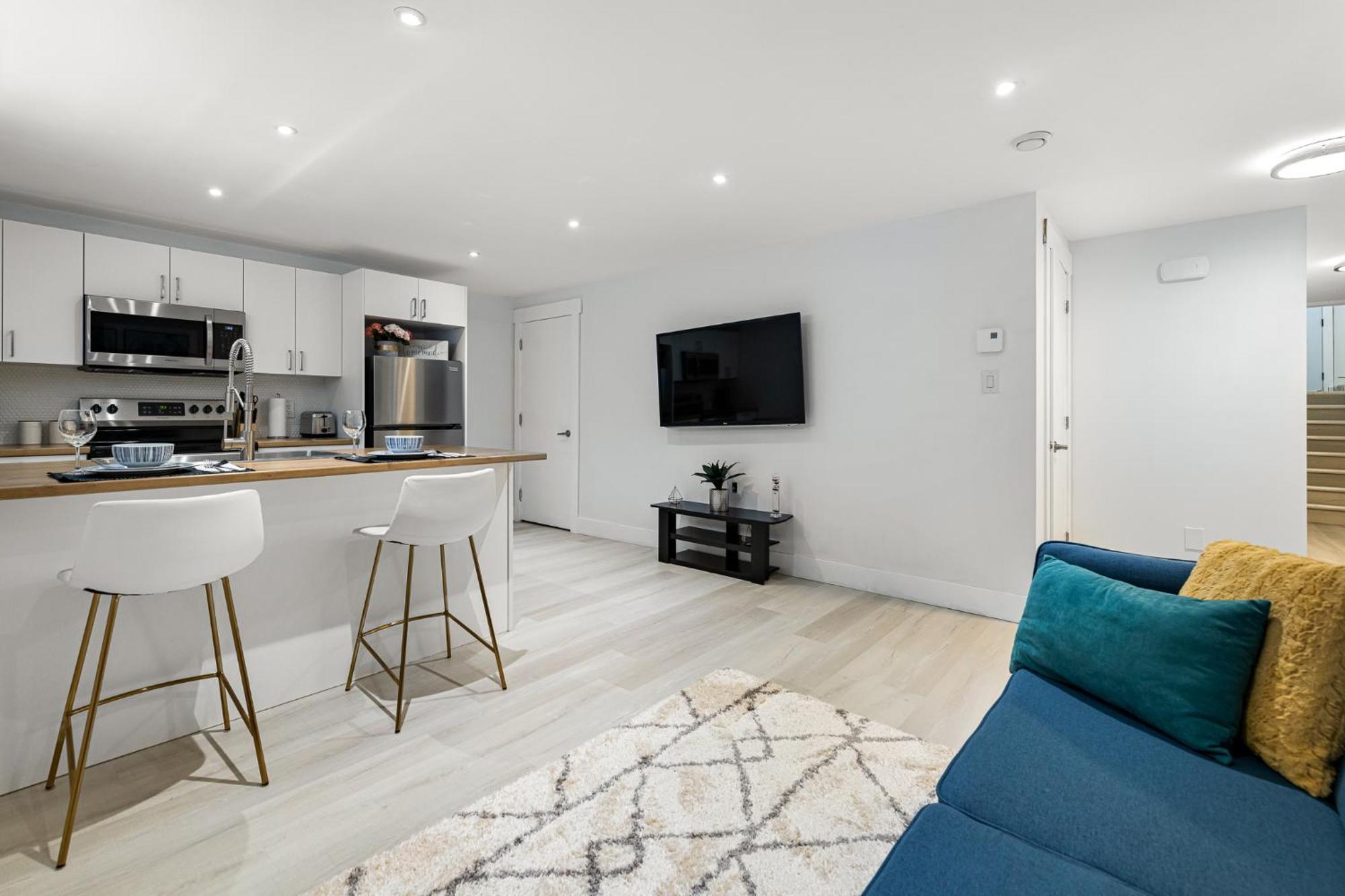 Beautiful 1 Bedroom Apartment - Private Entrance Moncton Exterior photo