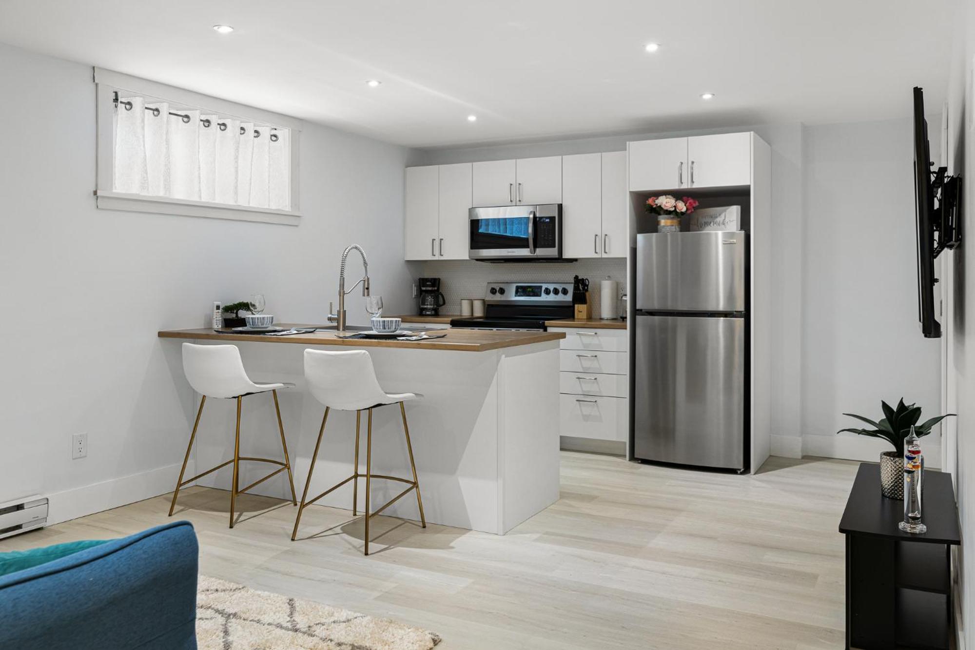 Beautiful 1 Bedroom Apartment - Private Entrance Moncton Exterior photo